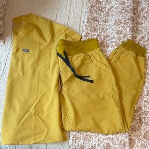 Women’s Figs Scrub Set, Light Gold